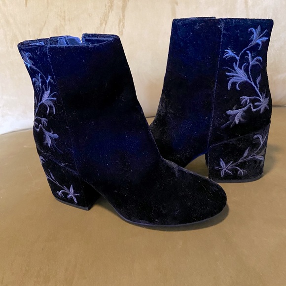 Kenneth Cole Shoes - Kenneth Cole Black Velvet Chelsea boots